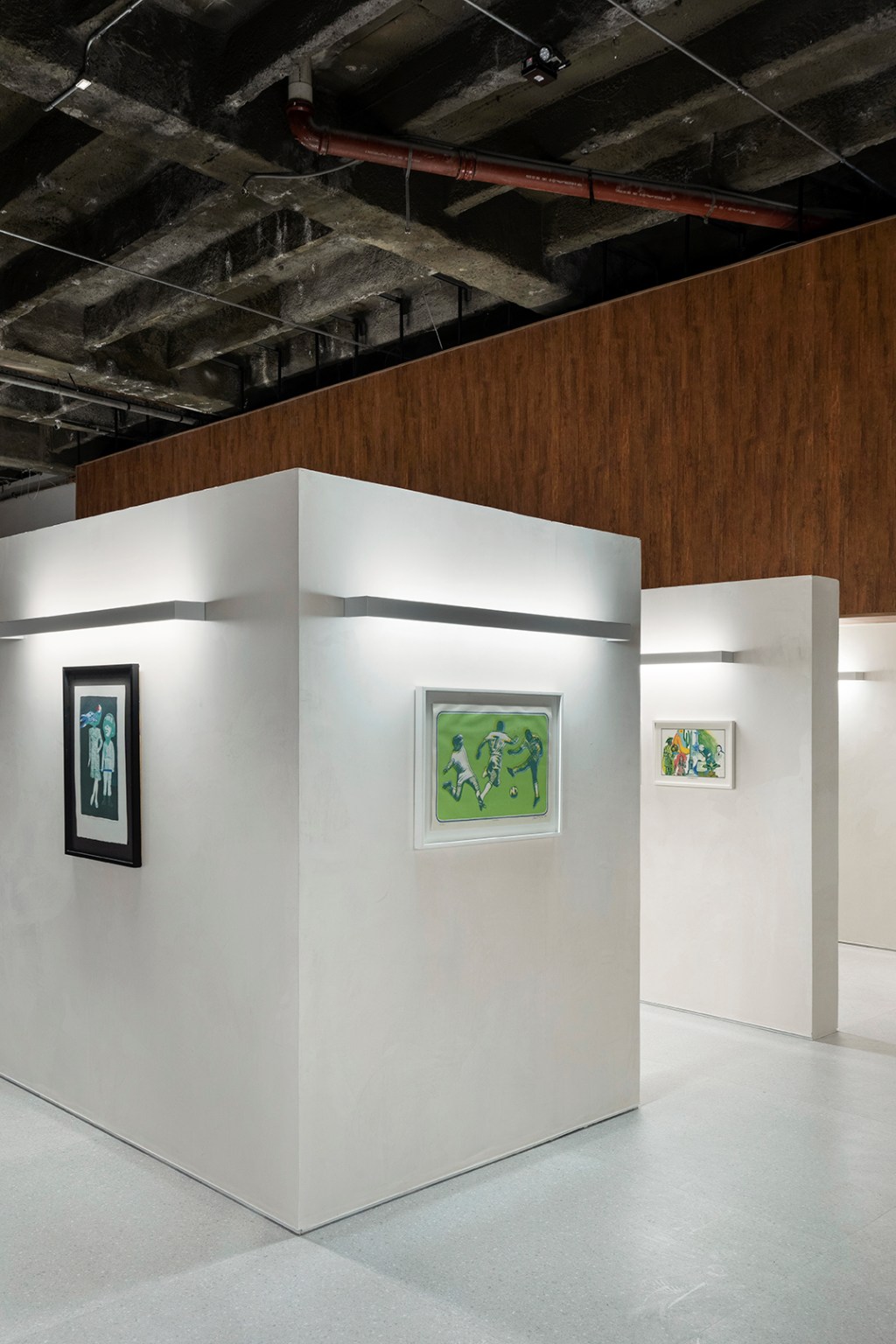 GDL Arquitetura- Galeria Origami CASACOR. Projeto da CASACOR São Paulo 2023. Na foto, galeria de arte com paredes brancas, quadros e banco.