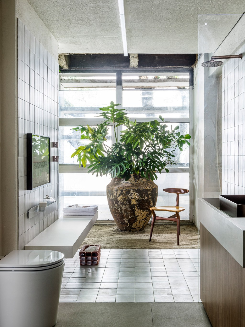 Gustavo Martins Arquitetos - Odoiá. Projeto da CASACOR São Paulo 2023. Na foto, banheiro com parede de madeira, banco e vaso.