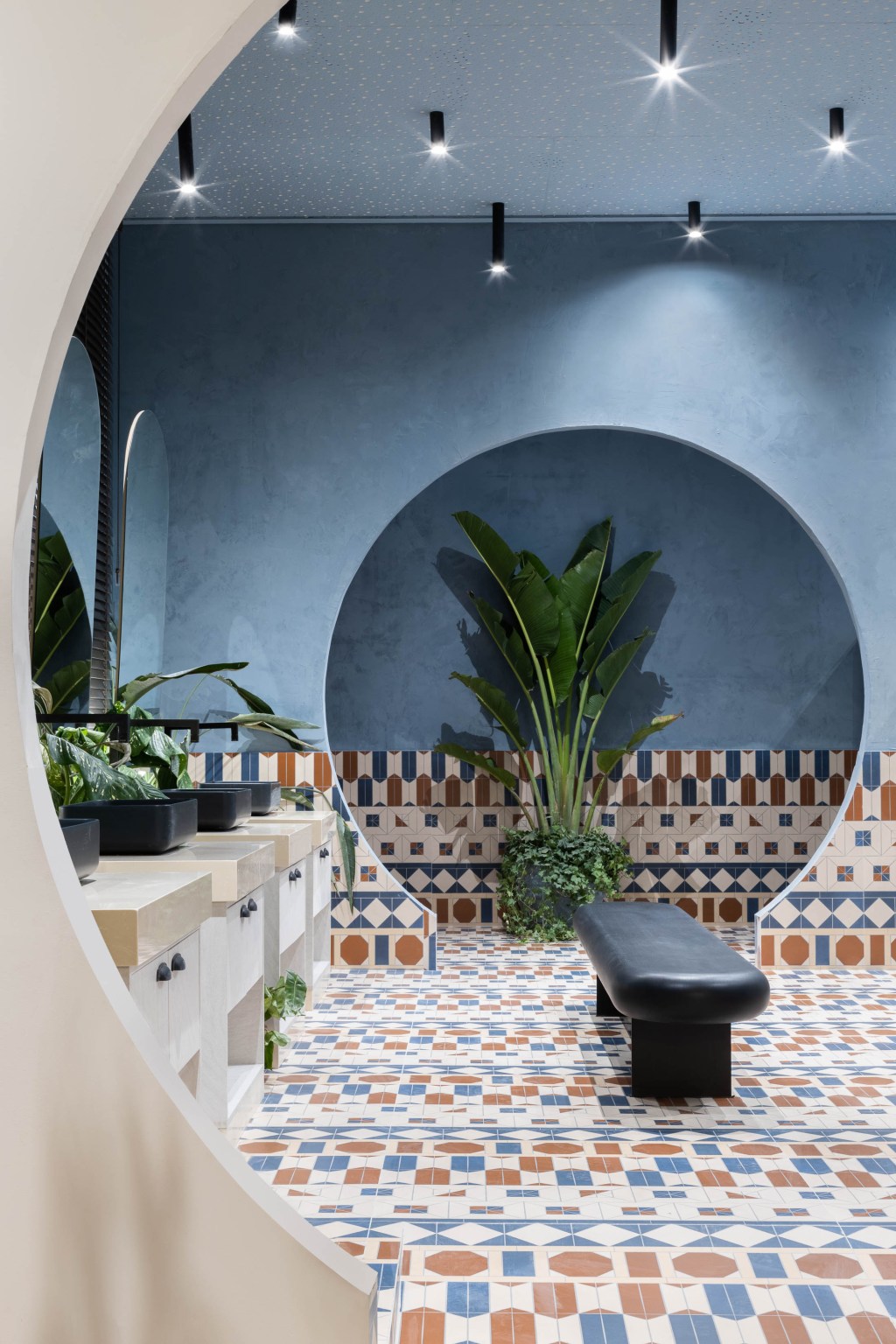 Hellen Pacheco Arquitetura e Design - Mediterrâneo em Mim. Projeto da CASACOR São Paulo 2023. Na foto, banheiro com piso cerâmico estampado e aberturas circulares na parede.