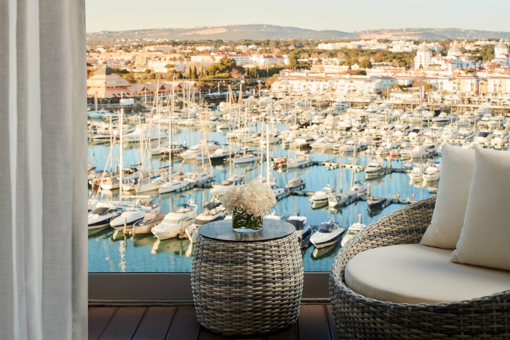 Hotel em Portugal ganha décor navy com elementos clássicos