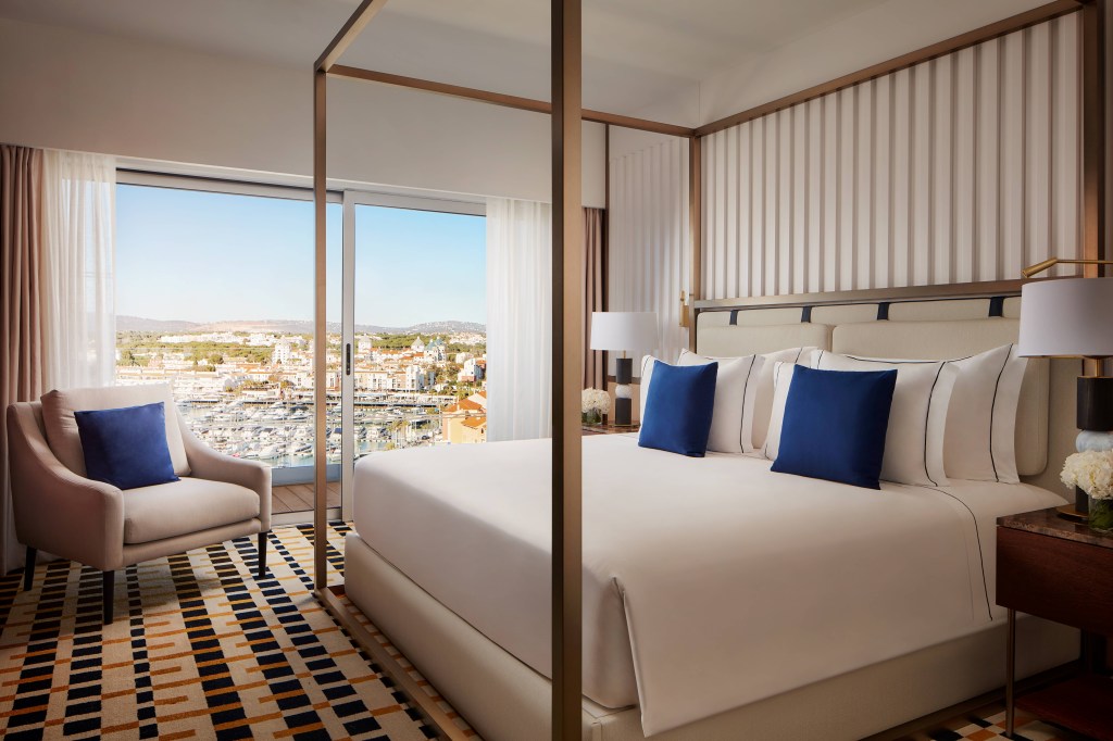 Hotel em Portugal ganha décor navy com elementos clássicos