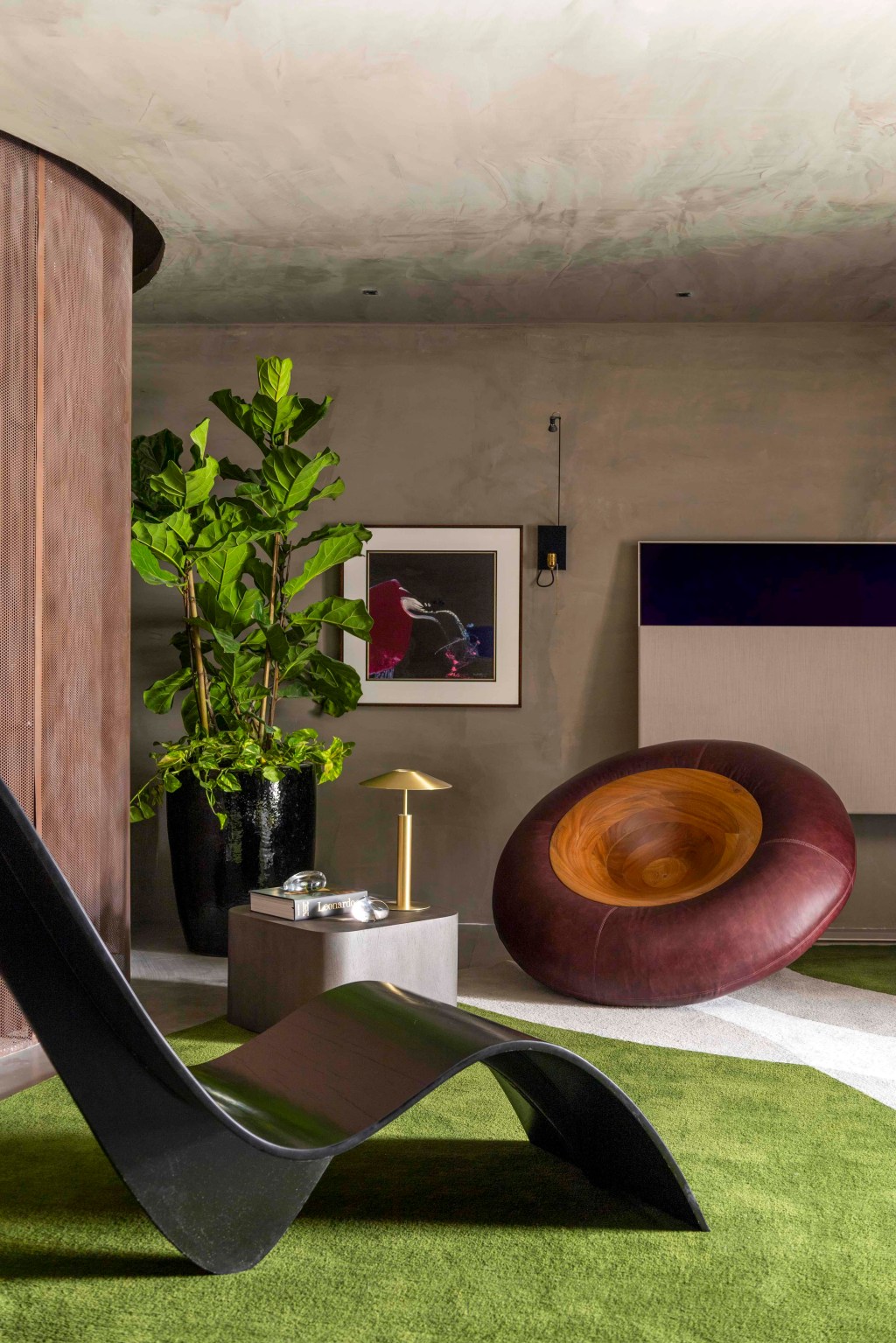Léo Shehtman - Memórias. Projeto da CASACOR São Paulo 2023. Na foto, sala com poltrona, chaise e tapete verde.