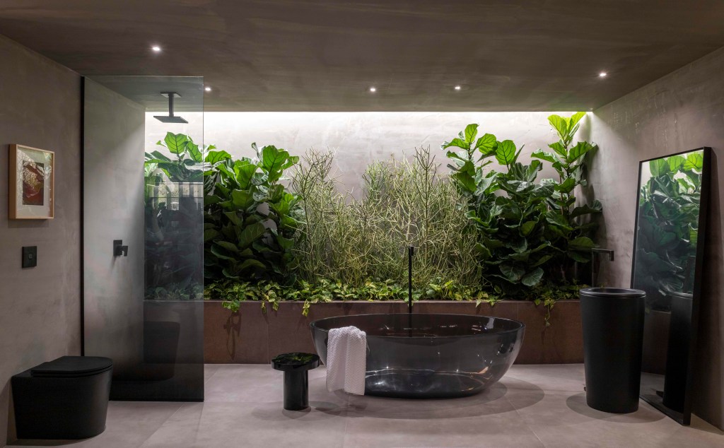 Léo Shehtman - Memórias. Projeto da CASACOR São Paulo 2023. Na foto, banheiro com banheira e jardim integrado.