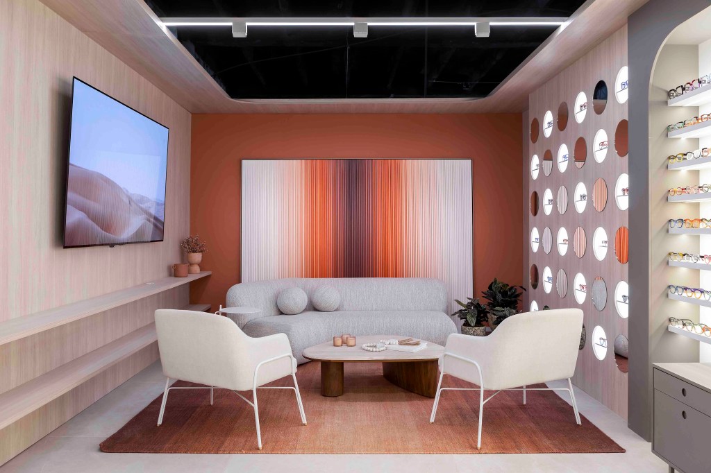 Letícia Nannetti - Olhar Essencial. Projeto da CASACOR São Paulo 2023. Na foto, sala com parede em degradê e sofá curvo.