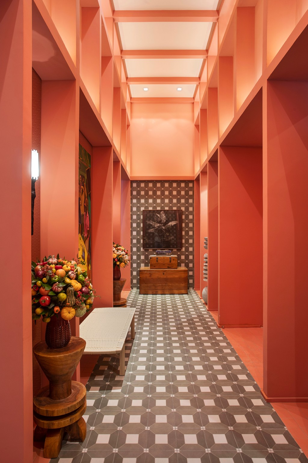 Marcelo Salum - Morada do Samba. Projeto da CASACOR São Paulo 2023. Na foto, corredor com parede colorida, piso estampado, banco e vaso de flor.
