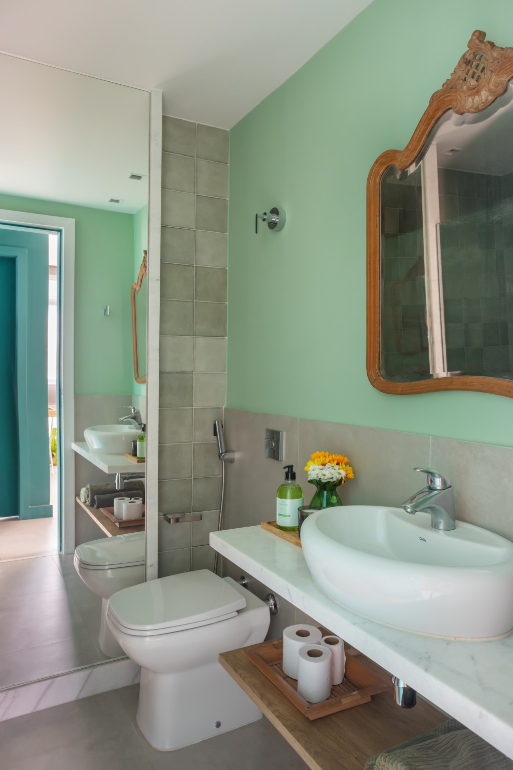 Paredes verdes azuis apartamento despojado 81 m2 Ketlein Amorim decoração sala banheiro espelho verde prateleira espelho