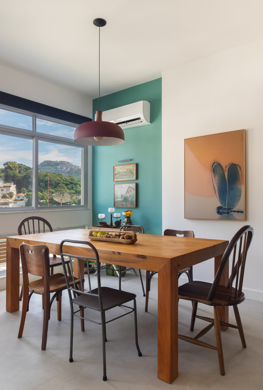 Paredes verdes azuis apartamento despojado 81 m2 Ketlein Amorim decoração sala jantar mesa cadeira luminaria quadro
