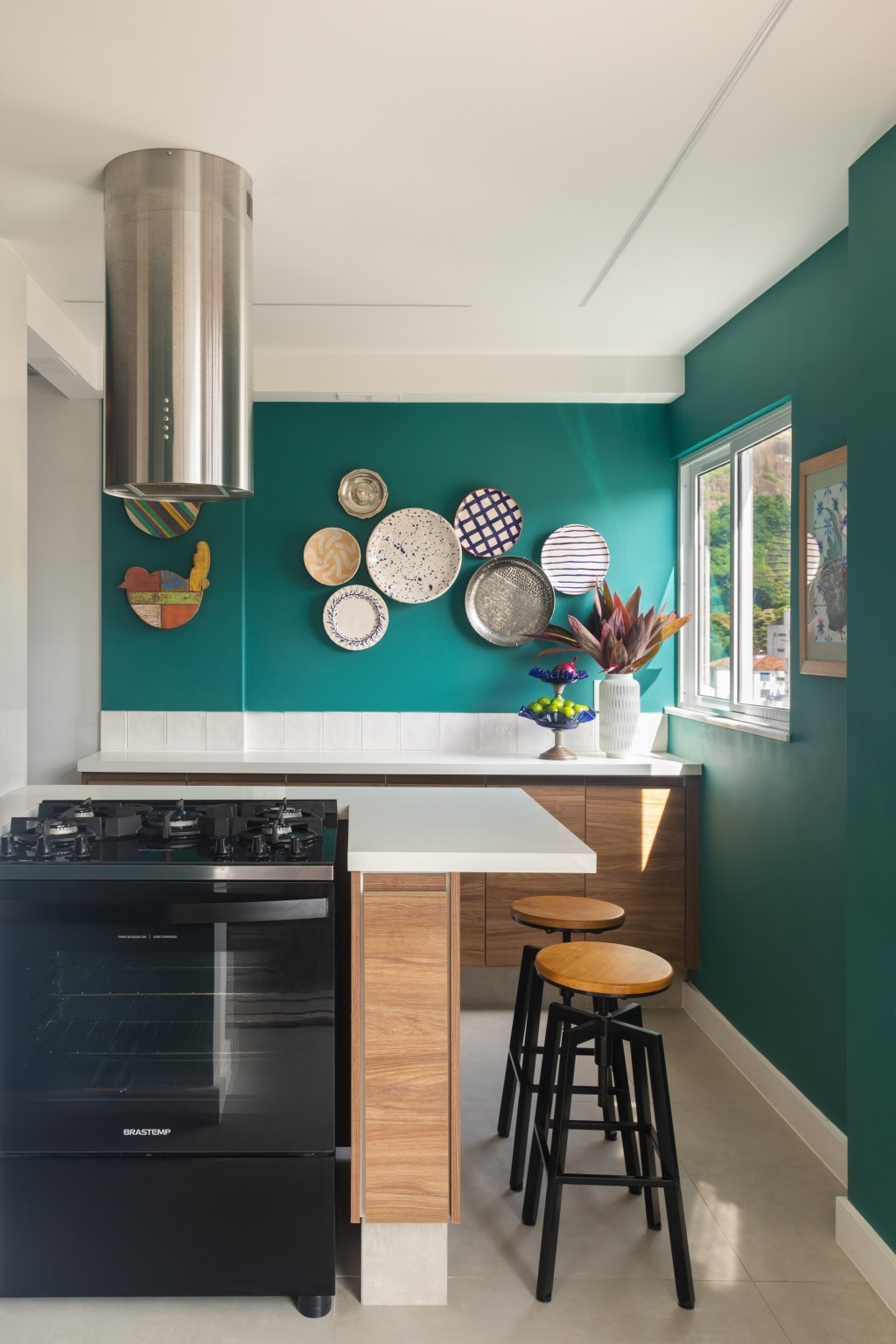 Paredes verdes azuis apartamento despojado 81 m2 Ketlein Amorim decoração cozinha verde meia parede coifa bancada prato