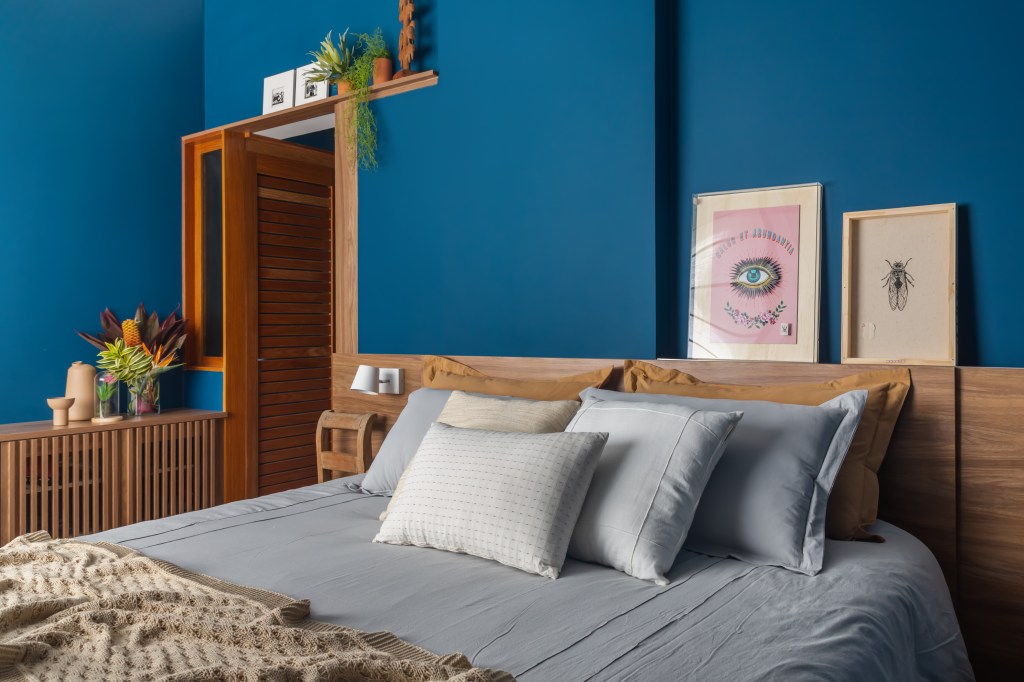 Paredes verdes azuis apartamento despojado 81 m2 Ketlein Amorim decoração quarto azul cama cabeceira madeira azul ripado