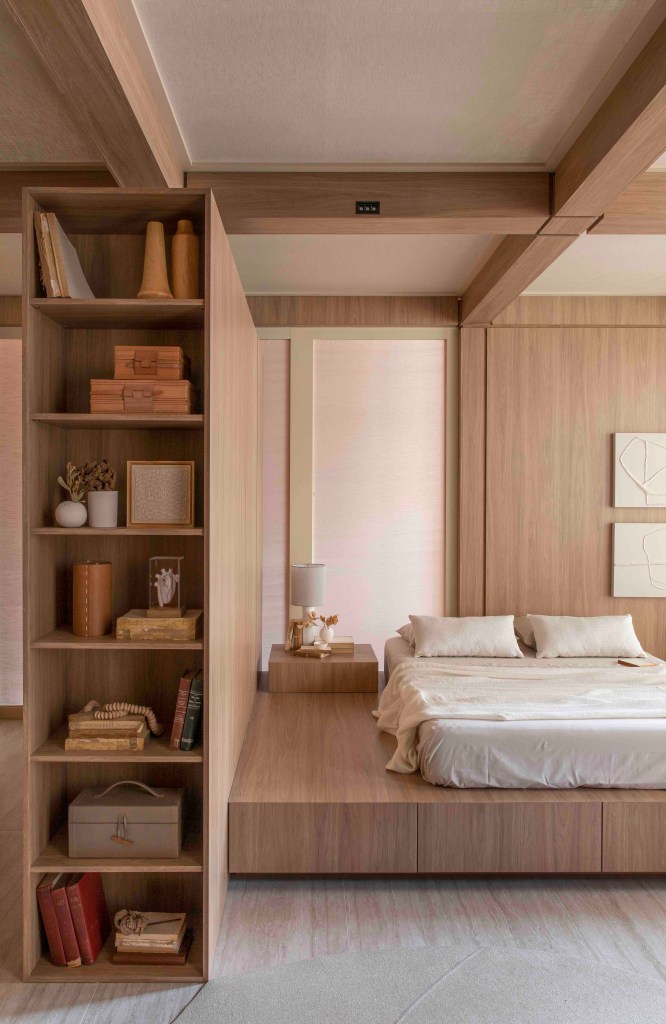 Quintino Facci Arquitetos - Morada da Alma. Projeto da CASACOR São Paulo 2023. Na foto, quarto com cama no tablado e paredes de madeira.