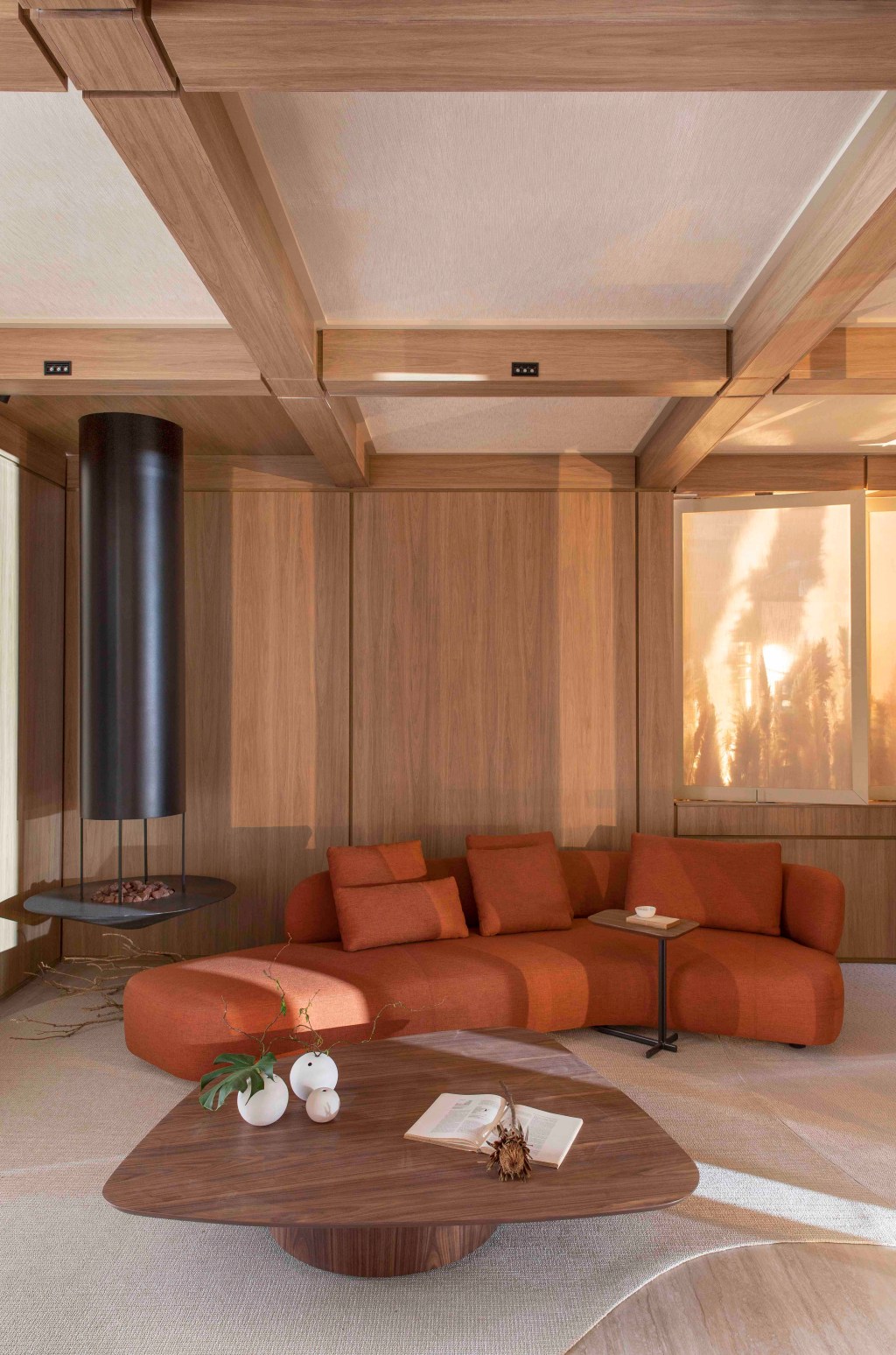 Quintino Facci Arquitetos - Morada da Alma. Projeto da CASACOR São Paulo 2023. Na foto, sala com sofá curvo vermelho e lareira.