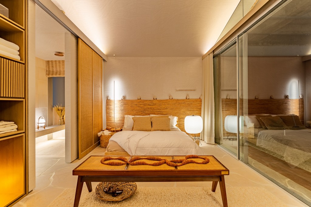 Rafa Zampini - Casa Almar. Projeto da CASACOR São Paulo 2023. Na foto, quarto de casal com cabeceira de fibra, cama e banco.