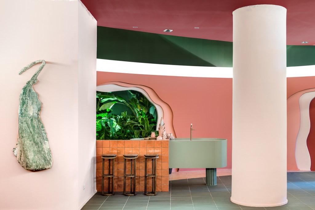 Ricardo Abreu - Casa Coral. Projeto da CASACOR São Paulo 2023. Na foto, cozinha, com ilha verde e laranja e paredes rosas.
