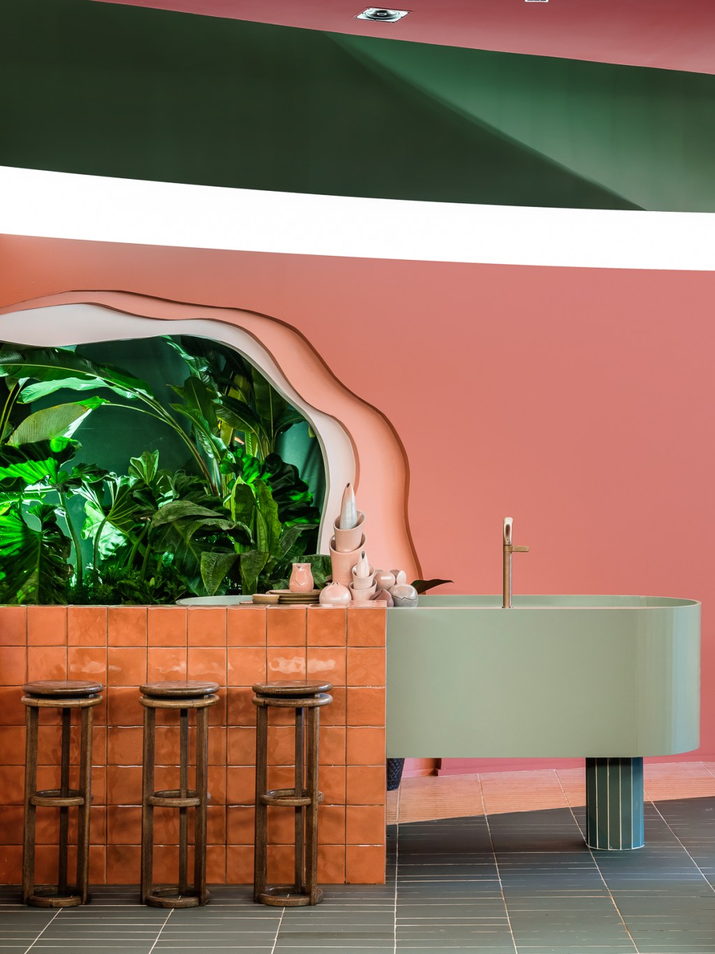 Ricardo Abreu - Casa Coral. Projeto da CASACOR São Paulo 2023. Na foto, cozinha, com ilha verde e laranja e paredes rosas.