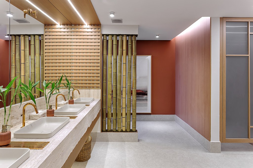 Rubia M. Vieira - In Natura. Projeto da CASACOR São Paulo 2023. Na foto, banheiro com parede de madeira, bancada de pedra, bambu e treliça.