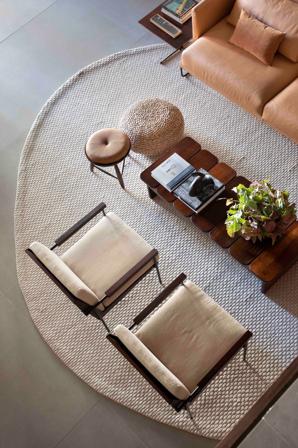 Ticiane Lima - Loft (In)terno. Projeto da CASACOR São Paulo 2023. NA foto, sala com sofá, tapete e mesa.