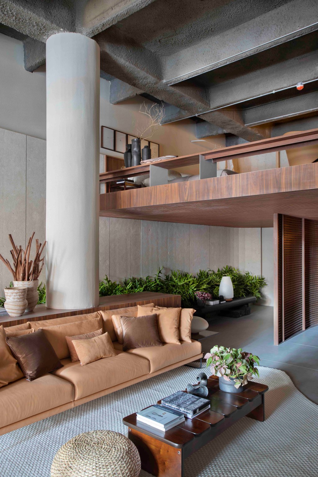 Ticiane Lima - Loft (In)terno. Projeto da CASACOR São Paulo 2023. Na foto, loft com sala de estar e quarto., Sofá, mesa e tapete.