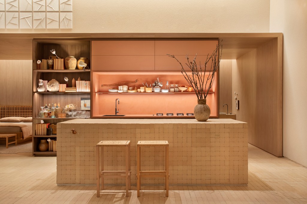 Très Arquitetura - Loft Celmar. Projeto da CASACOR São Paulo 2023. Na foto, cozinha com ilha feita de tijolinho e marcenaria rosa.