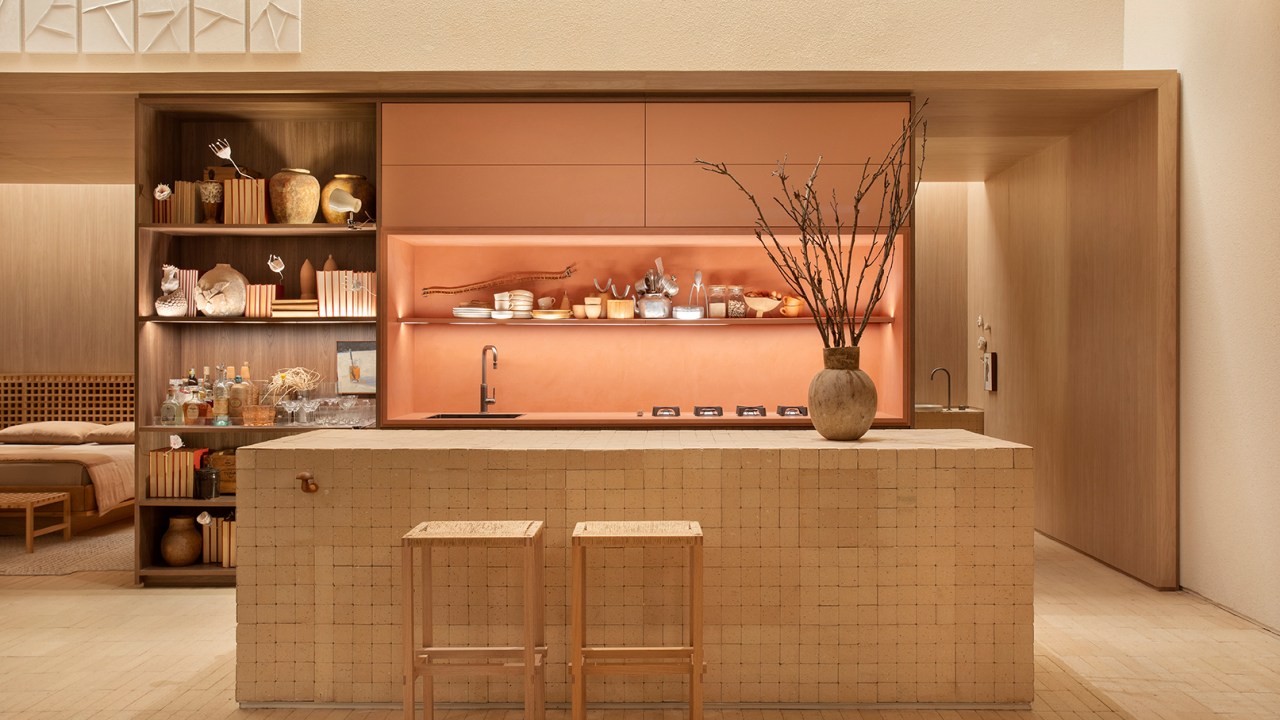Très Arquitetura - Loft Celmar. Projeto da CASACOR São Paulo 2023. Na foto, cozinha com ilha feita de tijolinho e marcenaria rosa.