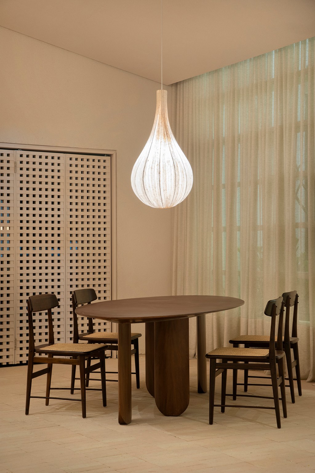 Très Arquitetura - Loft Celmar. Projeto da CASACOR São Paulo 2023. Na foto, sala de jantar com luminária de tecido e mesa de madeira.