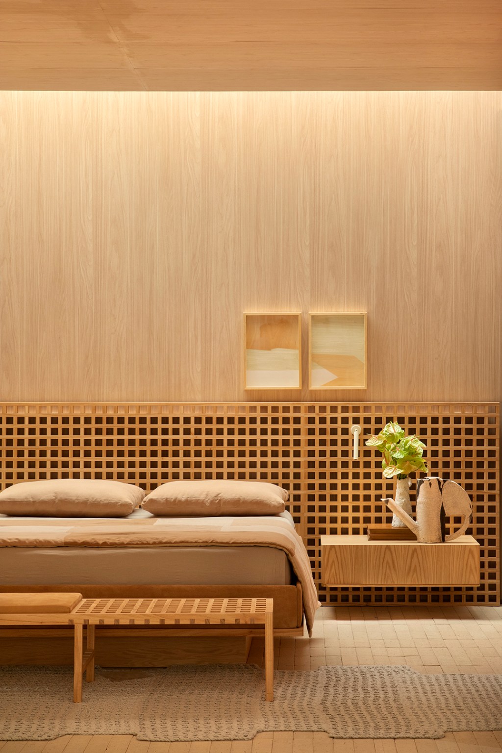 Très Arquitetura - Loft Celmar. Projeto da CASACOR São Paulo 2023. Na foto, quarto com cabeceira de vazada e parede de madeira.