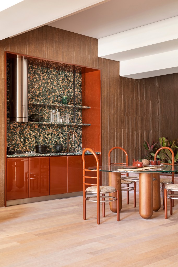 Tufi Mousse Arquitetura - A Casa Morena. Projeto da CASACOR São Paulo 2023. Na foto, cozinha com pedra verde e armarios vermelhos.