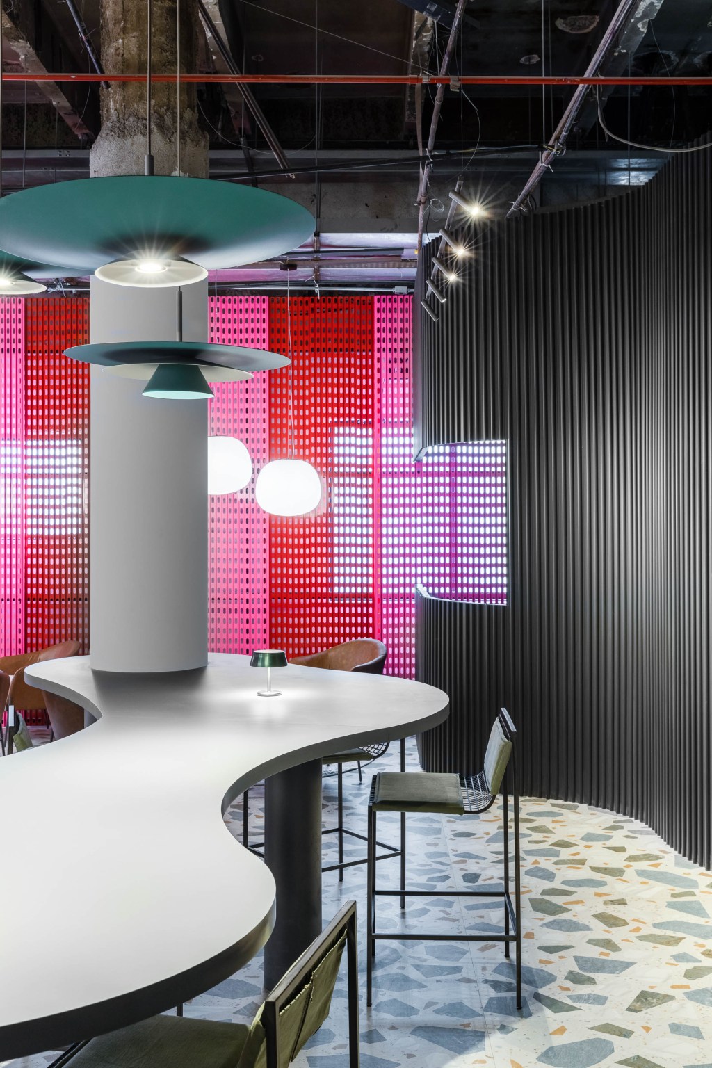 Viganó Arquitetura - The - Bar Caracol. Projeto da CASACOR São Paulo 2023. Na foto, mesas curvas, cadeiras e luminárias.