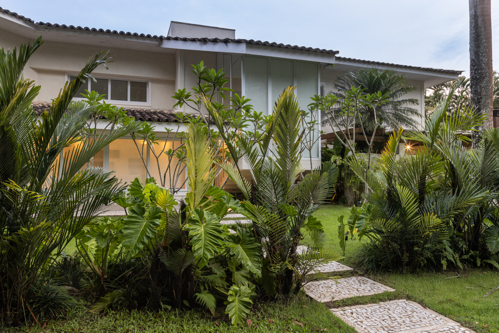 Escritório STAL Arquitetura, de Alessandra Pinho e Stella Teixeira, assina casa de 600m², no Guarujá, litoral paulista.