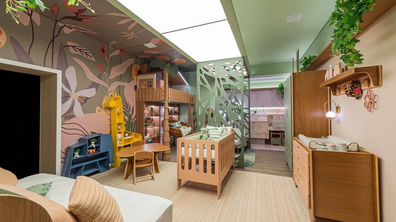Camila Rocha - Suíte Do Bebê. Projeto da CASACOR Paraná 2023. Na foto, quarto de bebê com berço, tatami, parede desenhada e plantas.