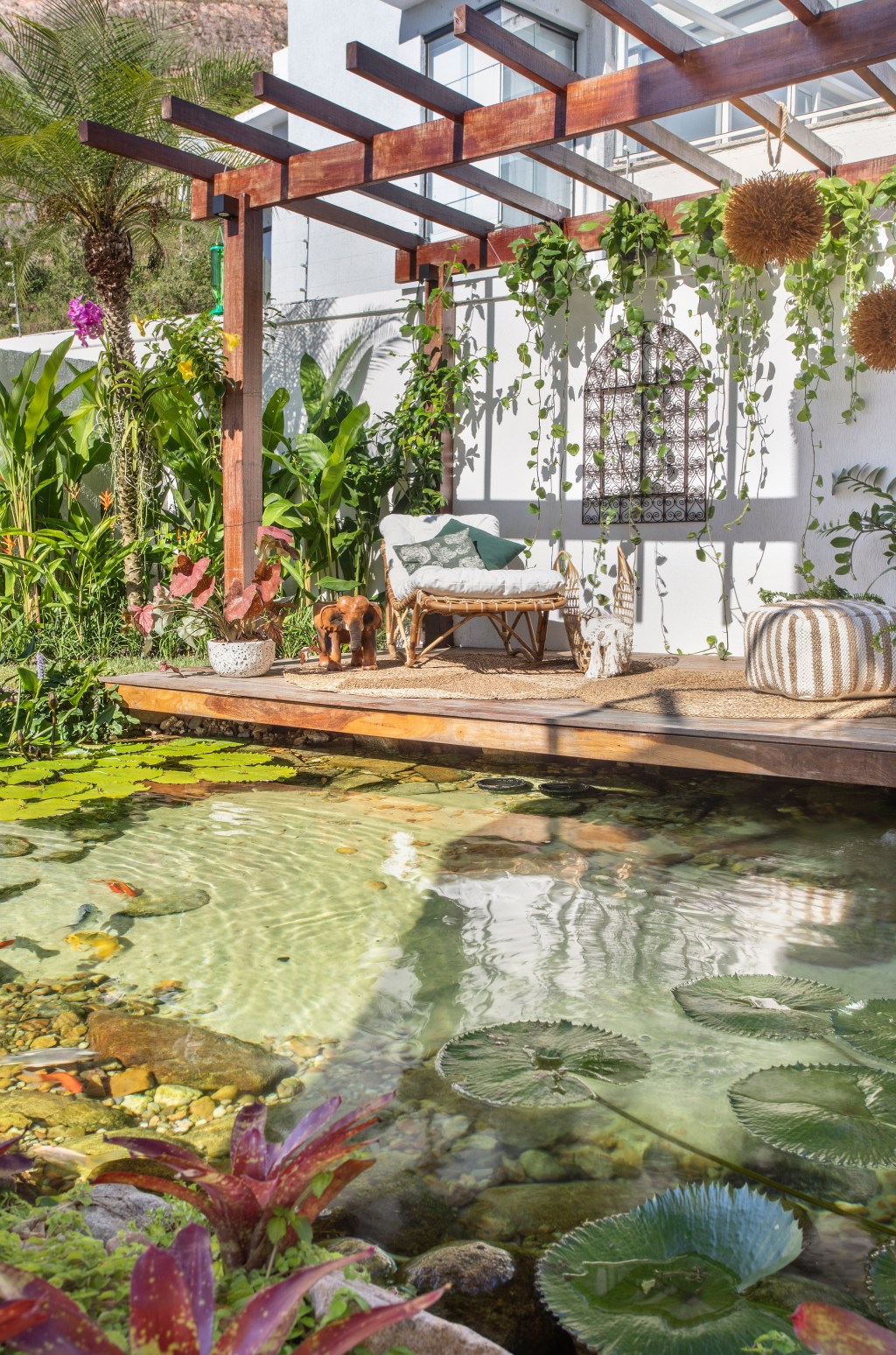 Jardim de 900 m² tem lago com peixes, praia de areia branca e pomar. Projeto de Ana Veras e Bernardo Vieira. Na foto, pergolado com lago, plantas suspensas e gazebo.