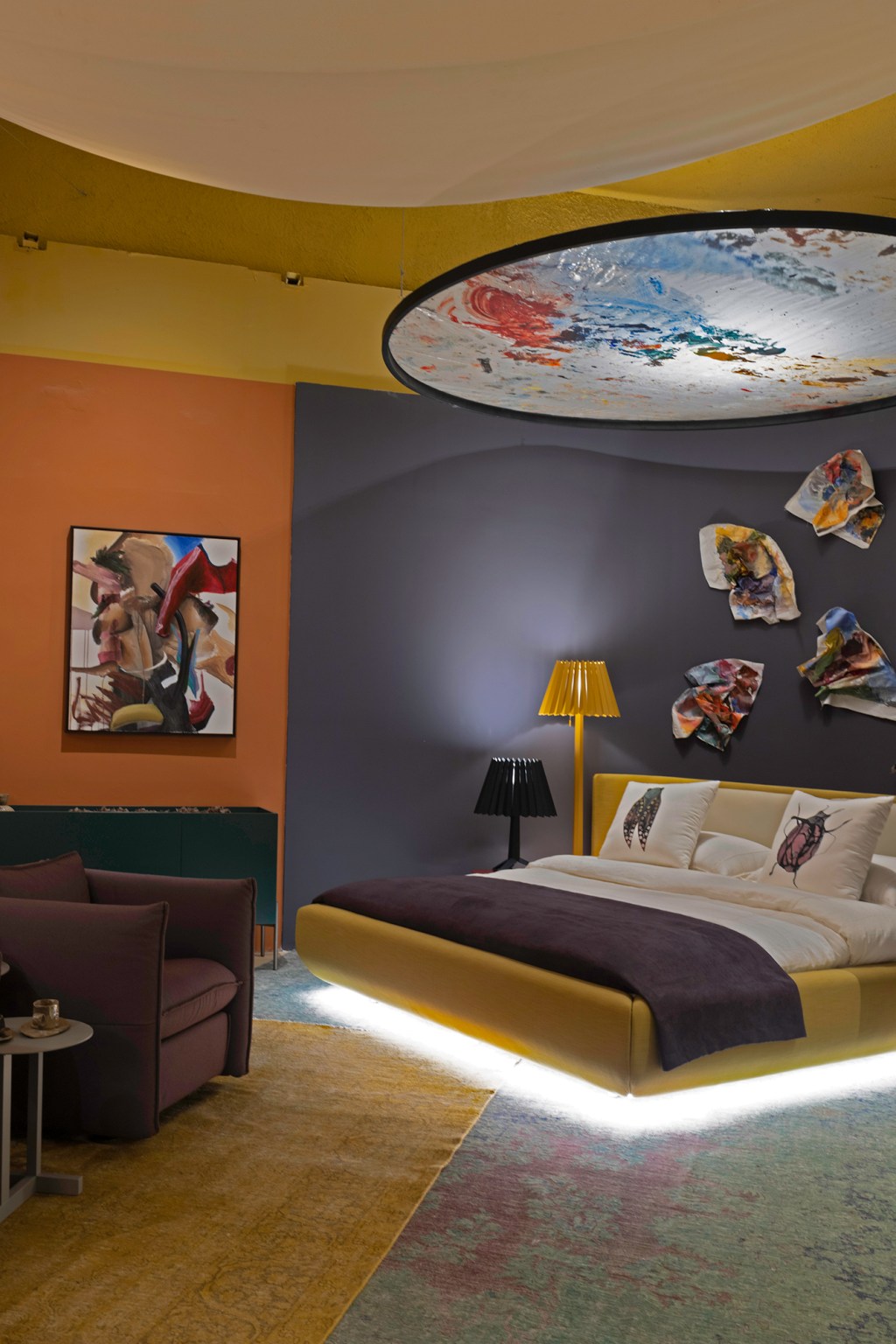 Adriana Marcassa Cotrin - Loft Do Artista. Projeto da CASACOR Paraná 2023. Na foto, quarto com cama flutuante, obras de arte e sofá.