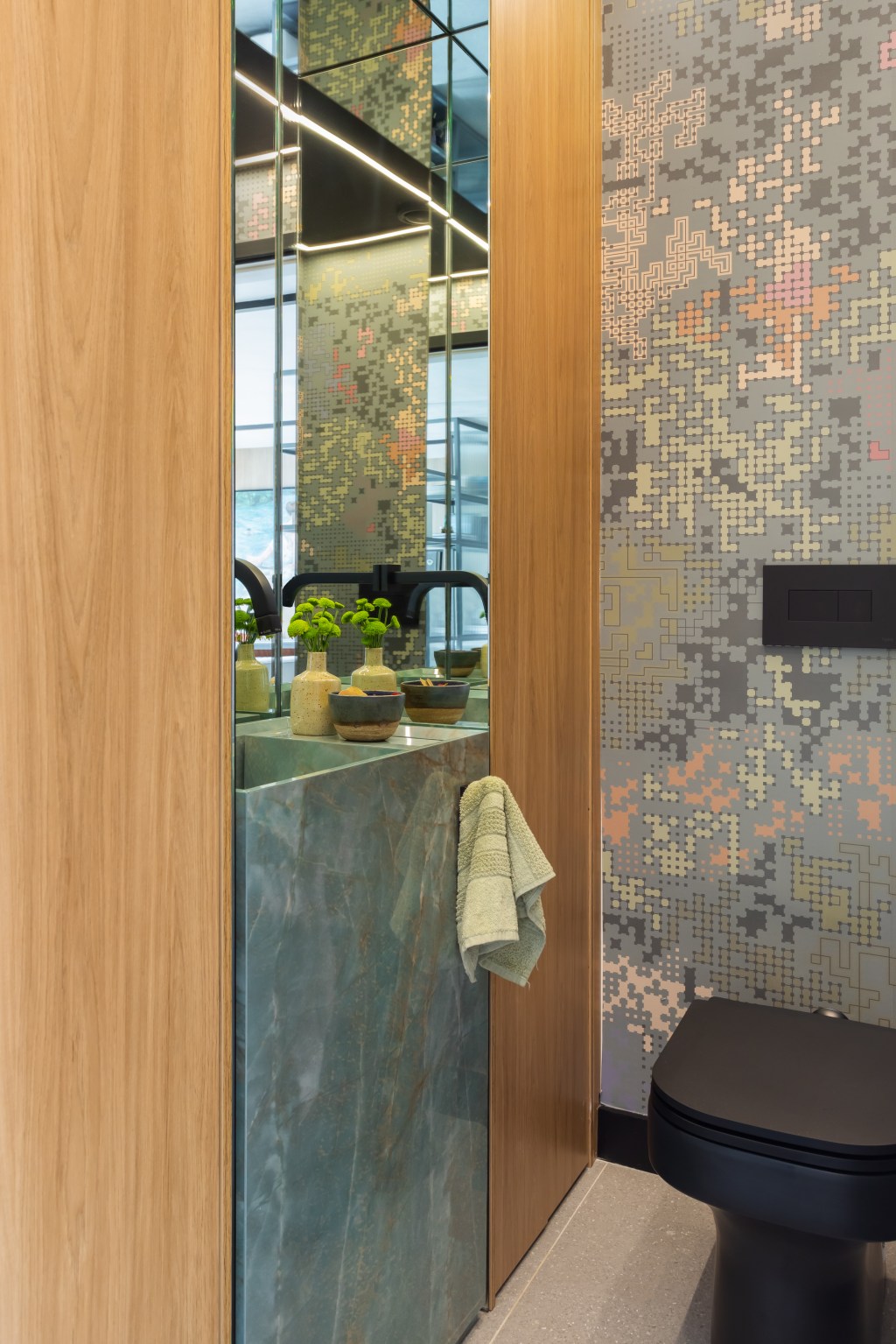 Apê de 82 m² ganha décor japandi com toques contemporâneos. Projeto de Fabiano Ravaglia. Na foto, banheiro com parede geométrica.
