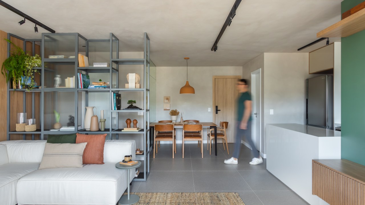 Apê de 82 m² ganha décor japandi com toques contemporâneos. Projeto de Fabiano Ravaglia. Na foto, sala de estar e jantar separadas por uma estante.