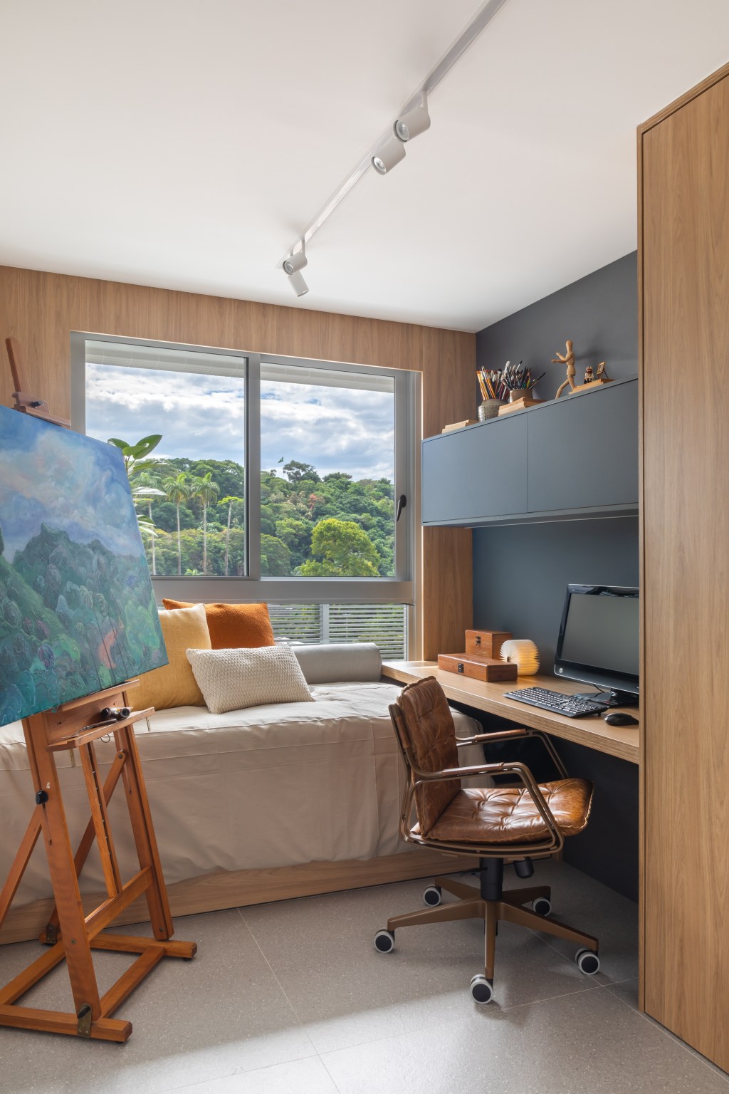 Apê de 82 m² ganha décor japandi com toques contemporâneos. Projeto de Fabiano Ravaglia. Na foto, quarto de hóspedes e escritório com espaço para atelier de pintura.