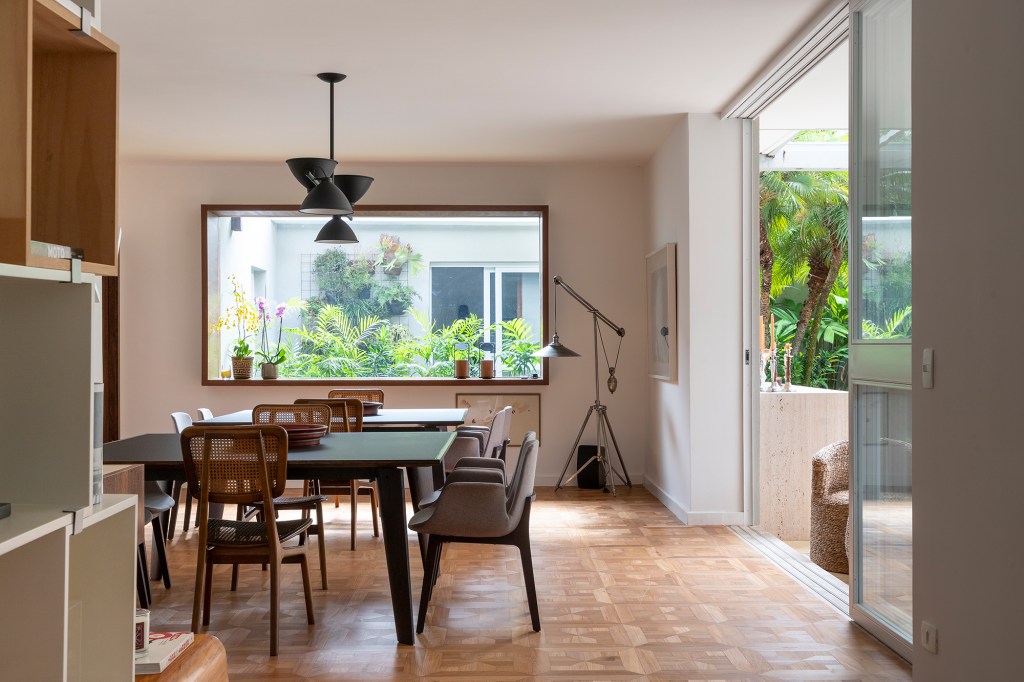 Cacau Ribeiro assina casa charmosa perfeita para a vida em família. NA foto, sala de jantar com vista para o jardim.