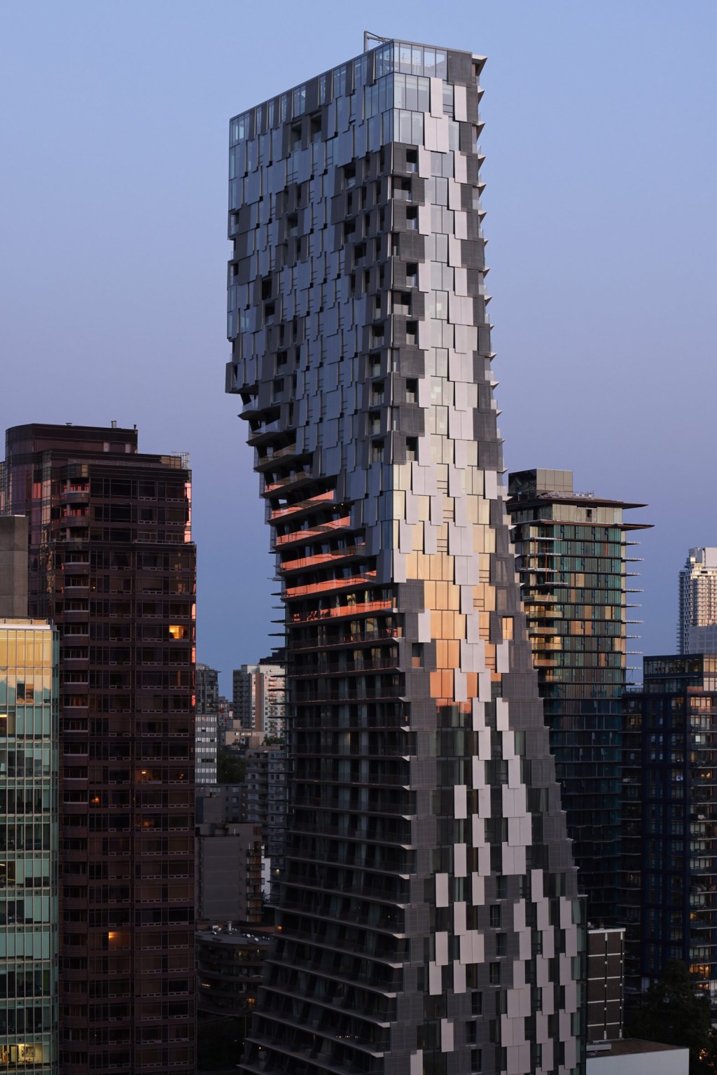 Kengo Kuma apresenta arranha-céu escultural e icônico em Vancouver, Canadá