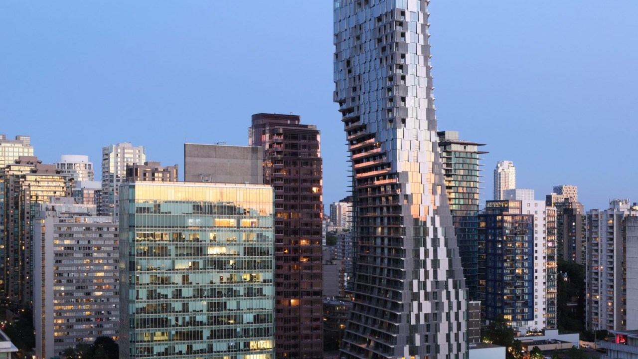 Kengo Kuma apresenta arranha-céu escultural e icônico em Vancouver, Canadá