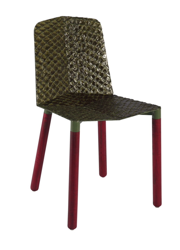 Cadeira Enxada (versão especial couro de Pirarucu) – design de Pedro Monteiro Luna (MOLU por Pedro Luna para MOLU Design, a cadeira, e Empório Beraldin, o revestimento) - São Paulo, SP, Brasil