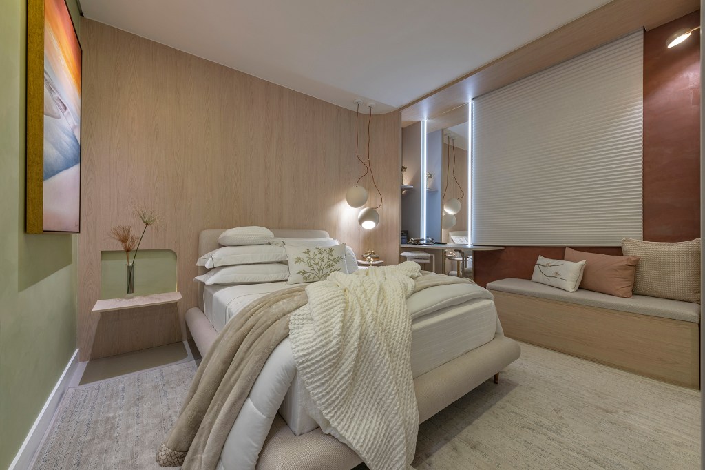 Michele Alves - Suíte Ócio. Projeto da CASACOR Minas Gerais 2023. Na foto, quarto com cama de casal, iluminação indireta e parede verde.