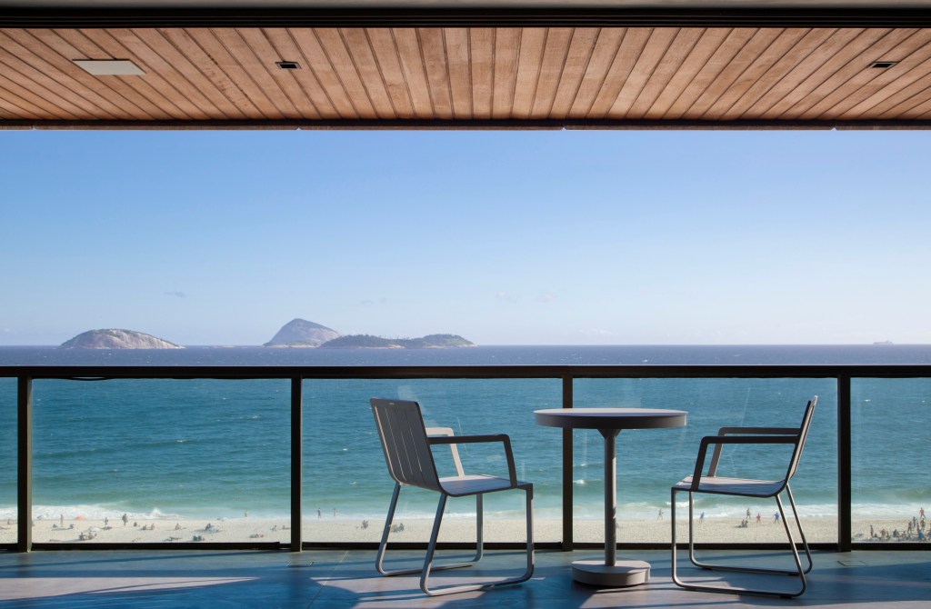 Décor masculino e repleto de design assinado marcam este apê de 350 m². Projeto Gabriela Eloy. Na foto, varanda com vista para o mar.