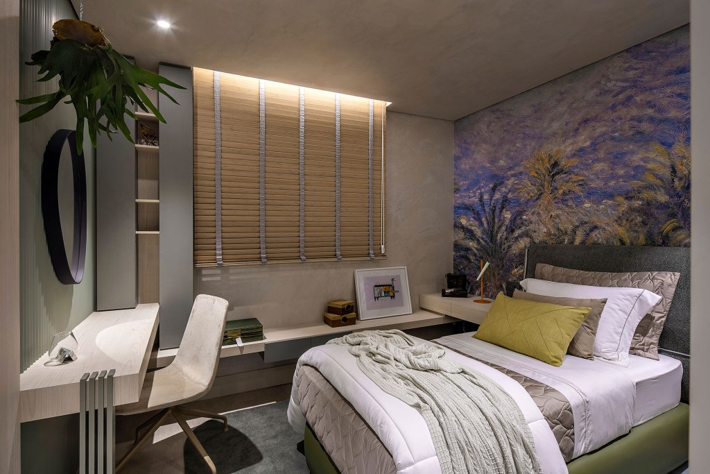 Gislene Lopes - Apartamento Casa Ferolla. Projeto da CASACOR Minas Gerais 2023. Na foto, quarto de solteiro com parede estampada, home office e tapete.