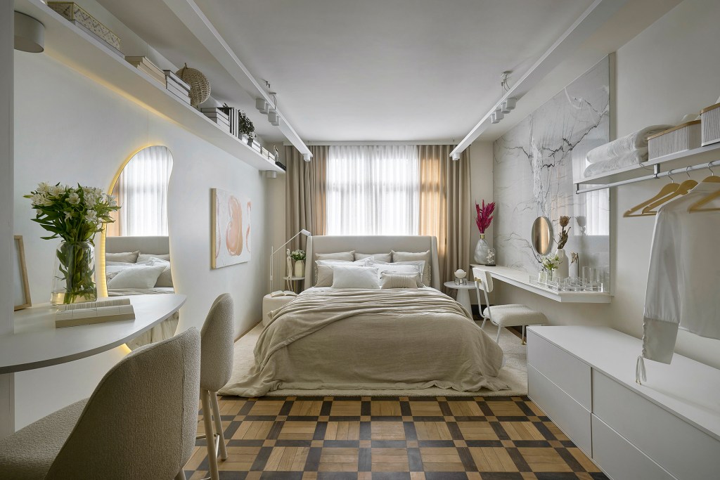 Maraú Design Studio - Refúgio Casa Lyz. Projeto da CASACOR Minas Gerais 2023. Na foto, quarto com cama de casal, piso de madeira e espelho orgânico.