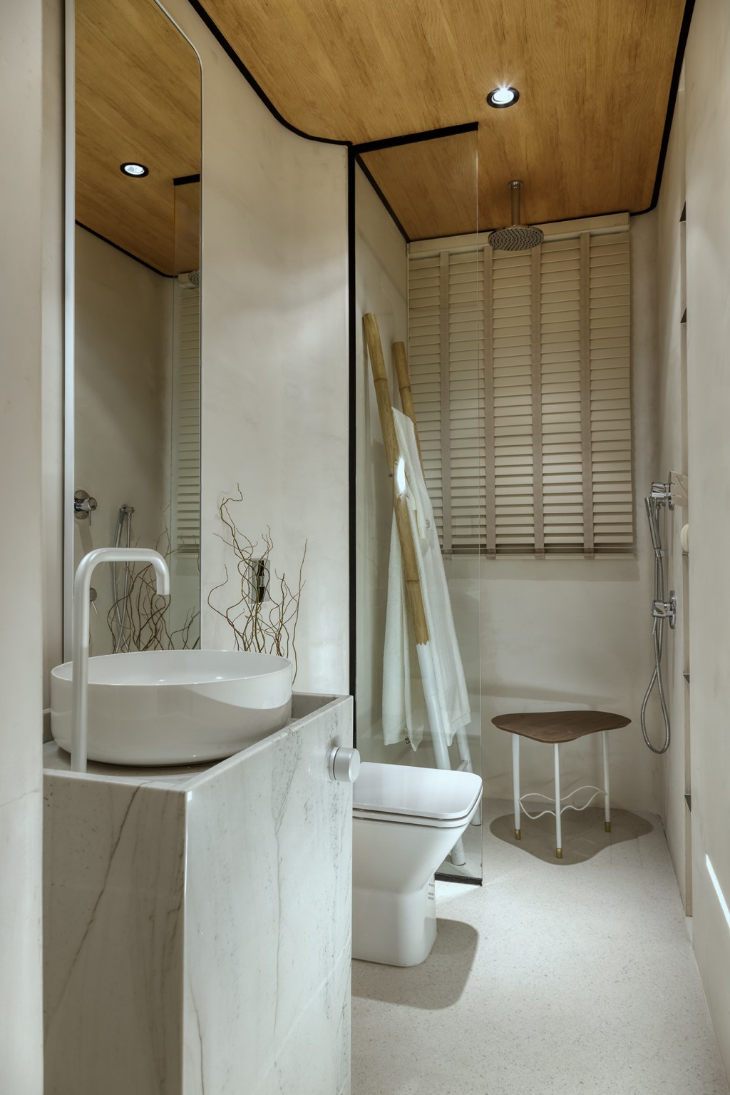 Moura Jabour Arquitetos - Suíte Colo. Projeto da CASACOR Minas Gerais 2023. Na foto, banheiro com teto de madeira, esquadrias pretas e louças brancas.