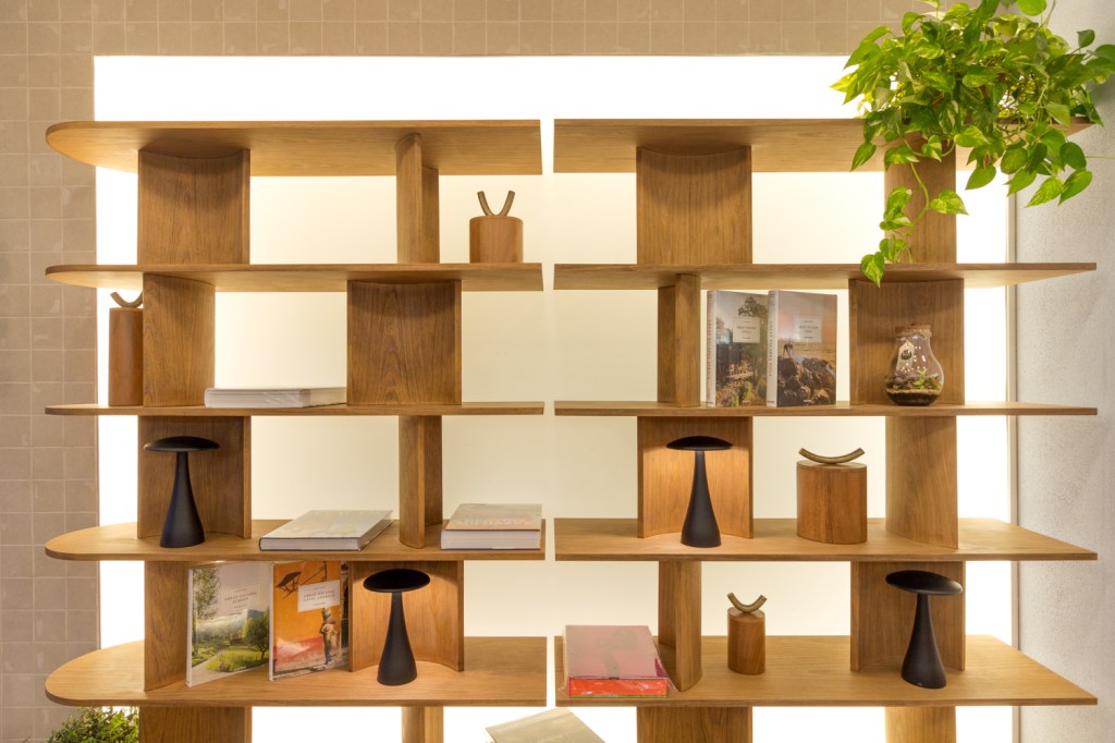 Paví Estúdio - Livraria Paisagem. Projeto da CASACOR Minas Gerais 2023. Na foto, livraria com estantes de madeira.