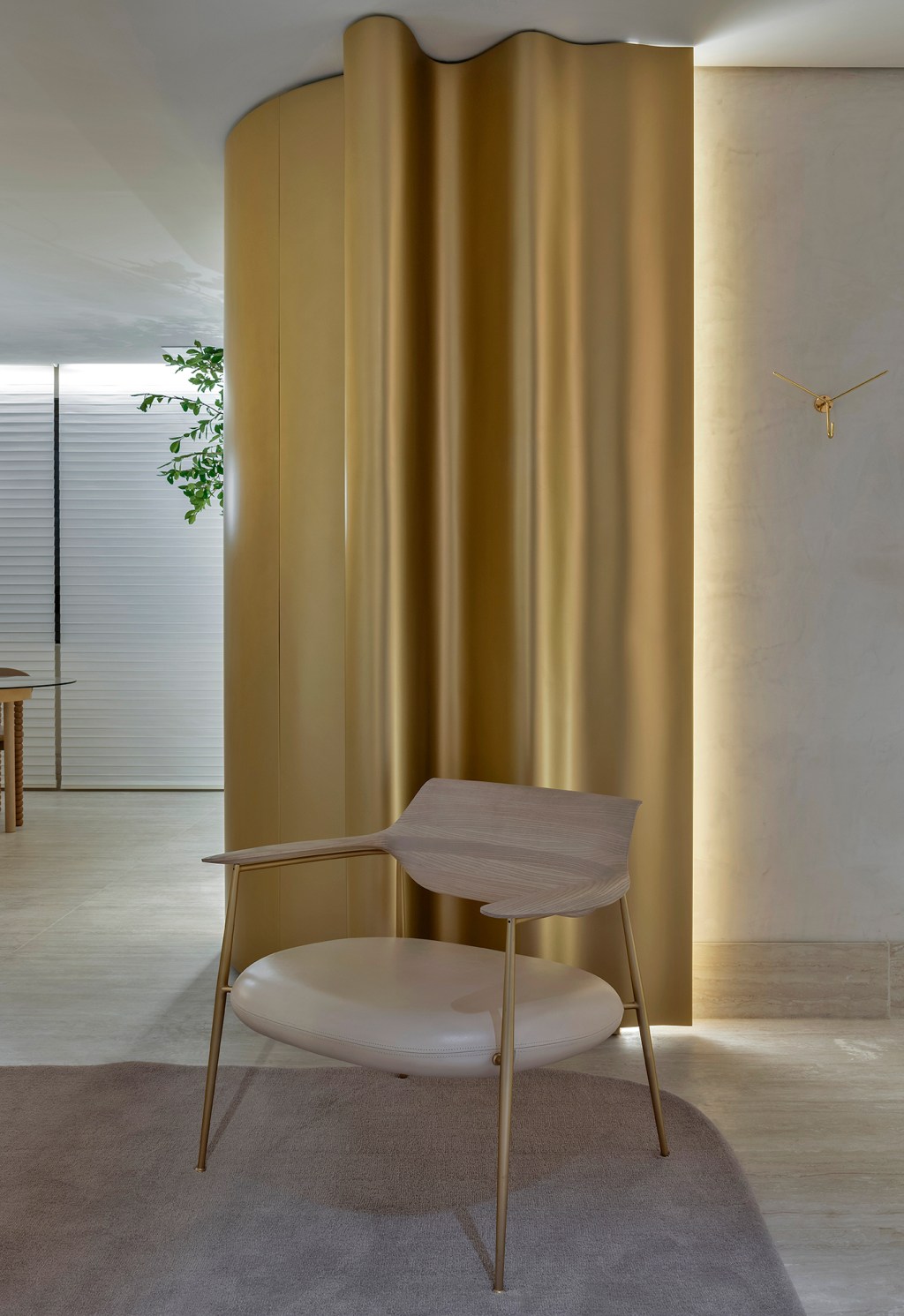 Renata Machado e André Magalhães Arquitetura e Design - Sala e lavabo do apartamento. Projeto da CASACOR Minas Gerais 2023. Na foto, sala com parede dourada, cadeira e tapete.