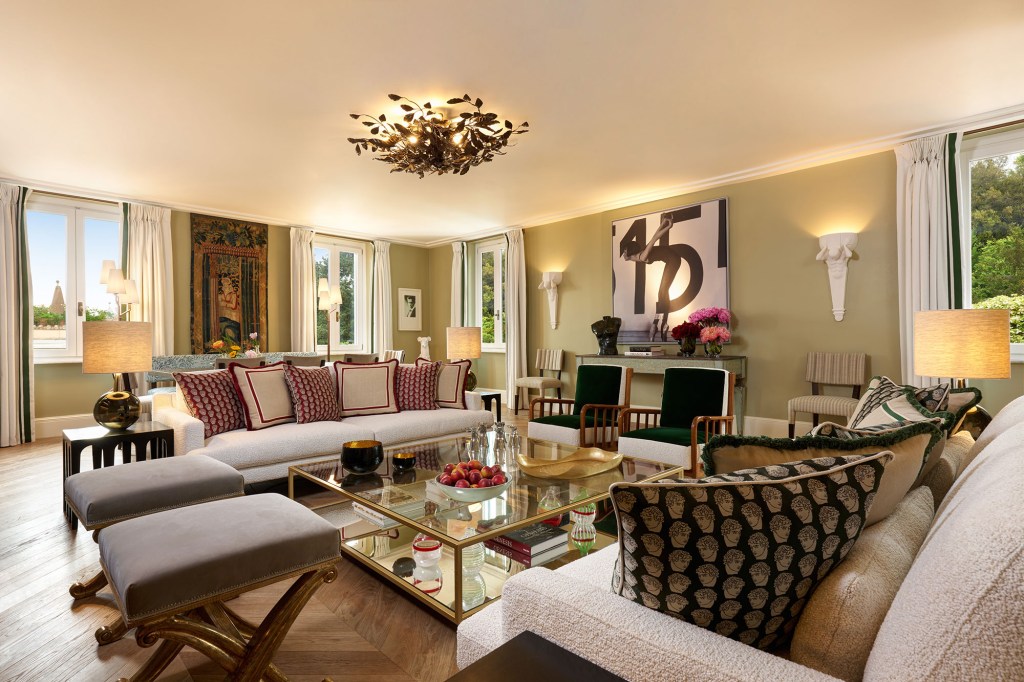 Suíte presidencial do Hotel de Russie evoca sensação de residência romana