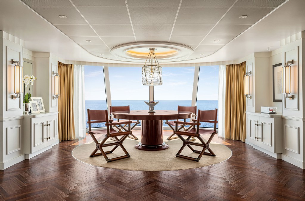 Suítes marítimas ganham décor luxuoso assinado por Ralph Lauren Home