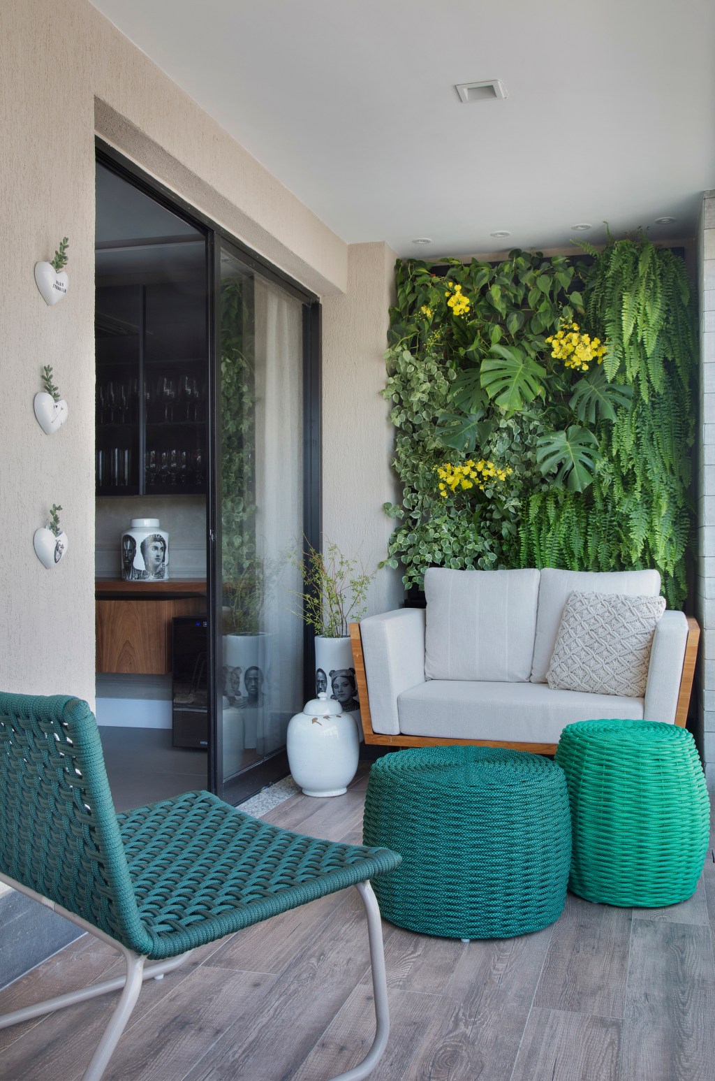 Apê de 95 m² ganha décor masculino para receber amigos e clientes. Projeto de Fabiano Ravaglio. Na foto, varanda com poltronas e jardim vertical.