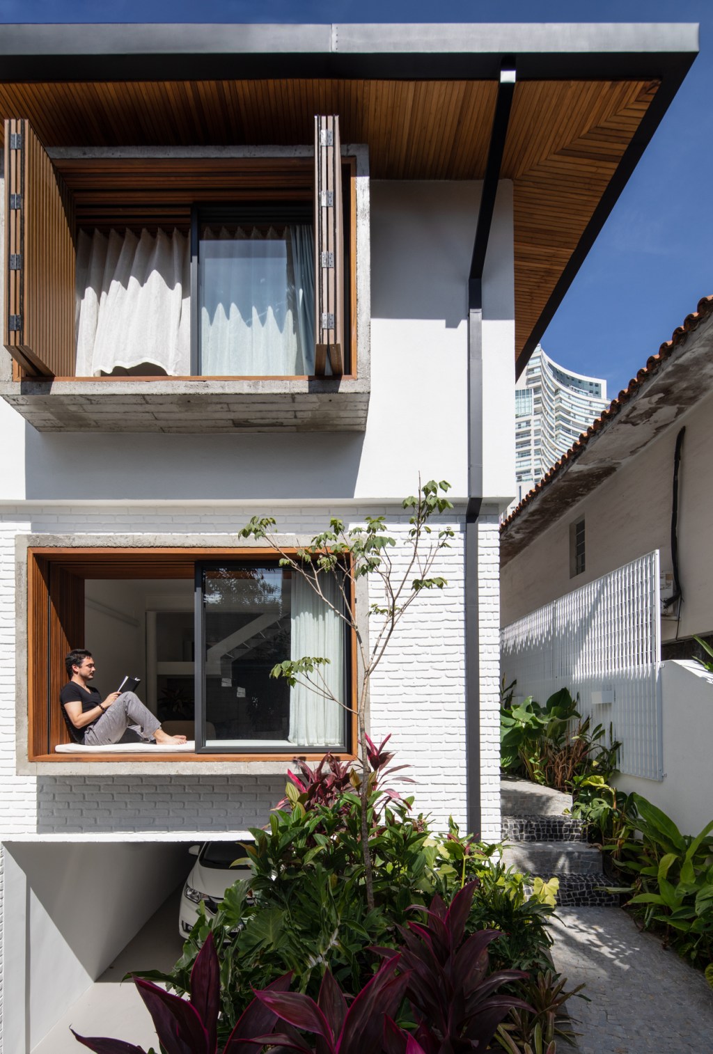 Casa do Yuji fica no Baixo Pinheiros, próximo ao Largo da Batata, na zona oeste de São Paulo. Assinado pelo escritório Goiva, dos arquitetos Karen Evangelisti e Marcos Mendes,
