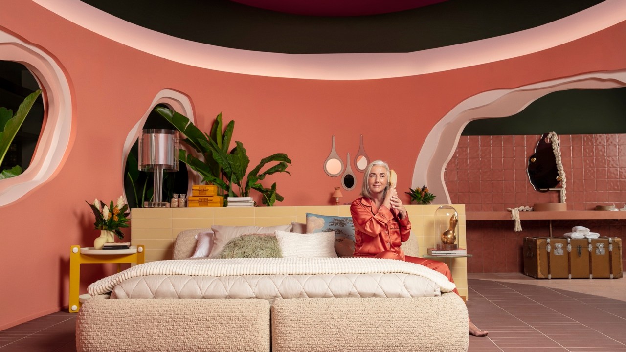 A Casa Coral, criada pelo arquiteto Ricardo Abreu em parceria com a Coral, foi inspirada nos desejos, experiências e maturidade de uma mulher na faixa dos 60 anos